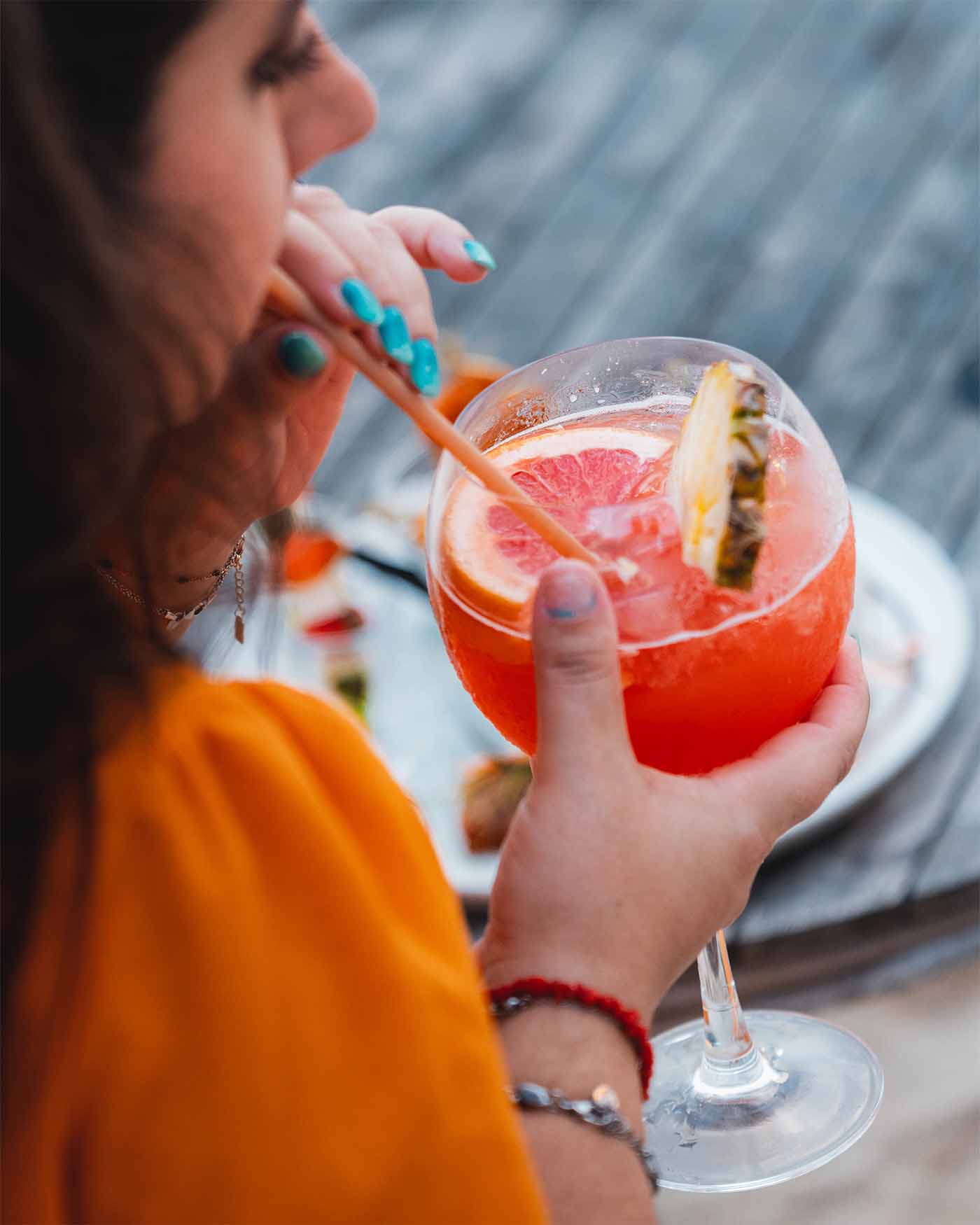 Anne-Sophie déguste un cocktail