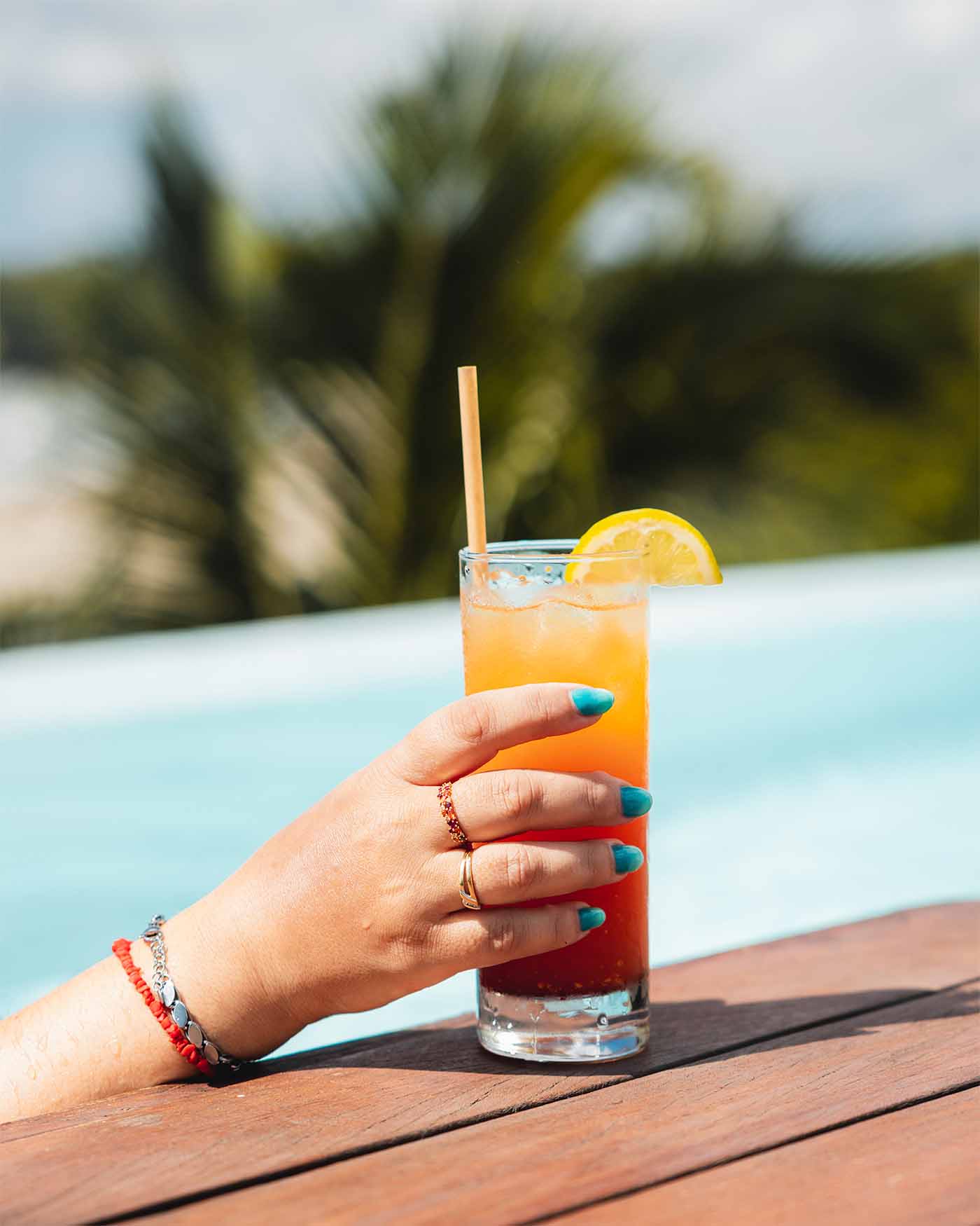 Cocktail coloré à la piscine rooftop du Veranda Tamarin