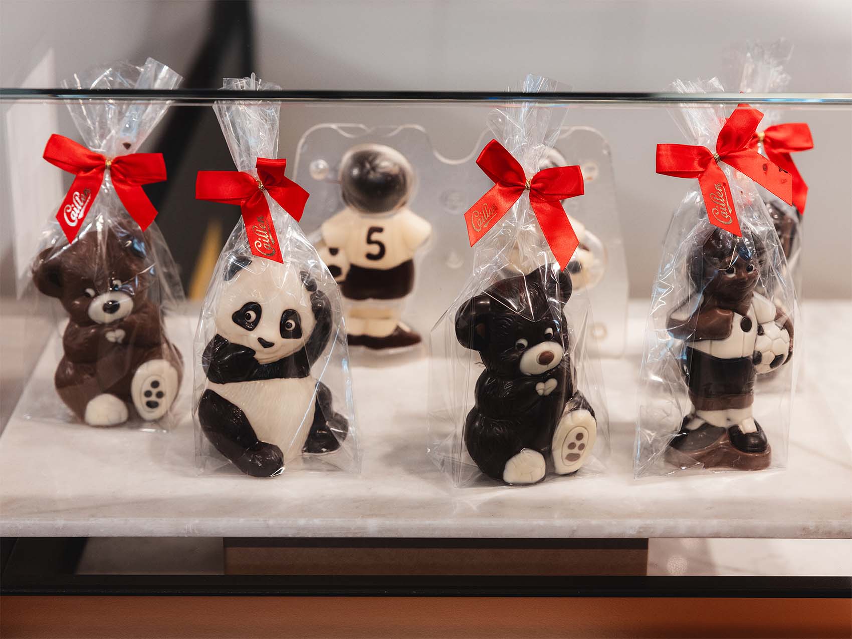 Les pièces en chocolat qui représentent des animaux et des petits personnages