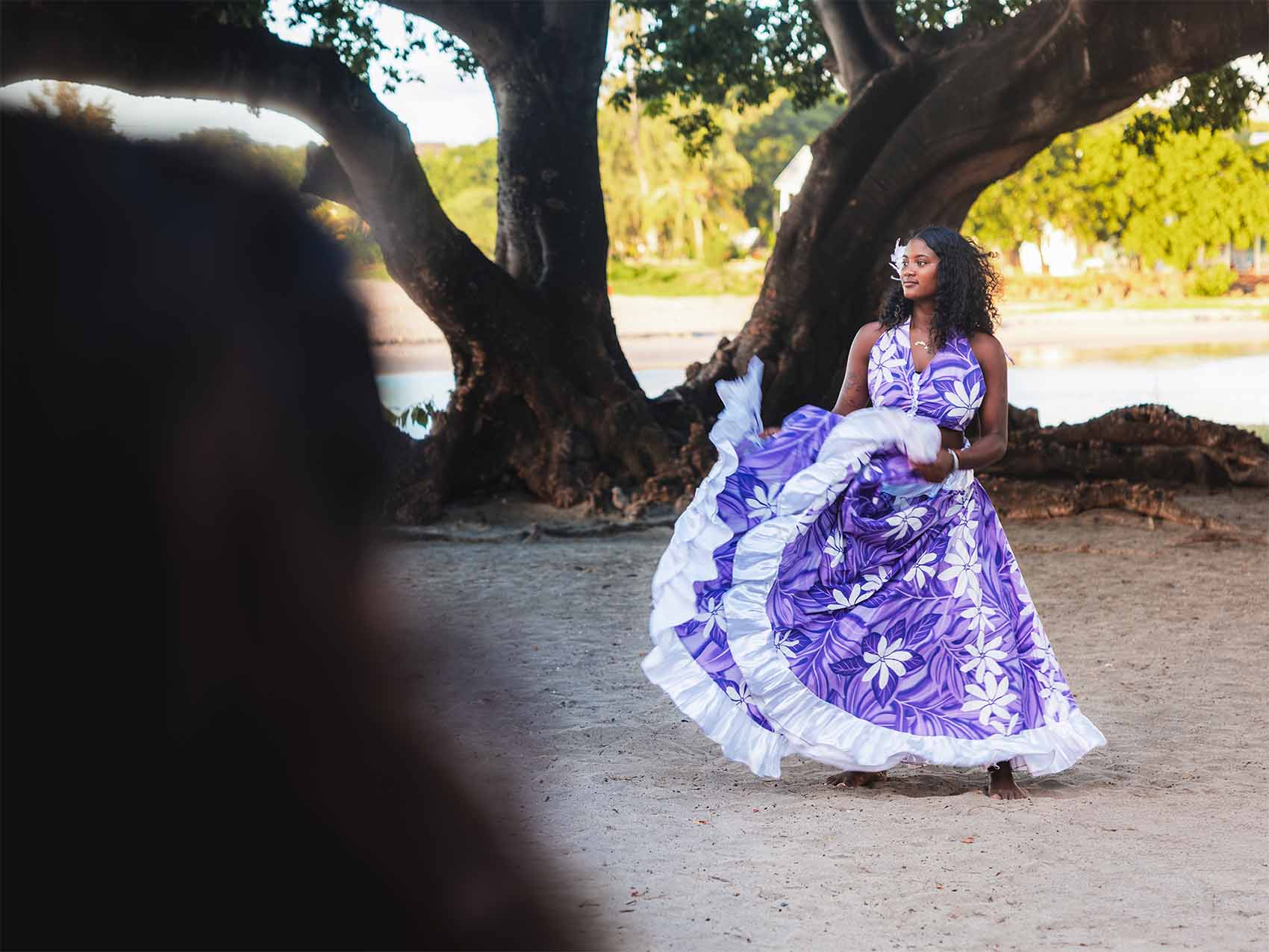 Une personne dansent lors de la cérémonie du Tir Traka à Tamarin