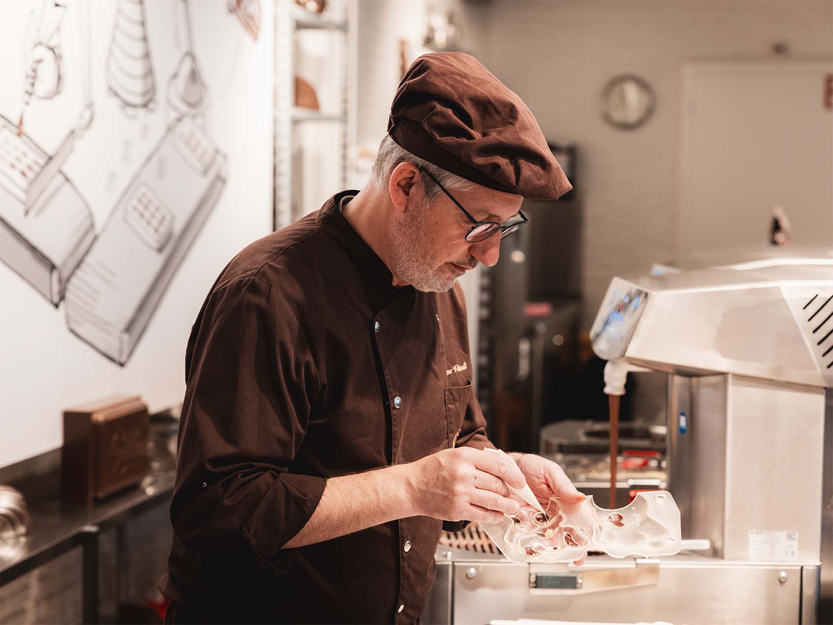 Décor sur chocolat par le chocolatier de la maison cailler