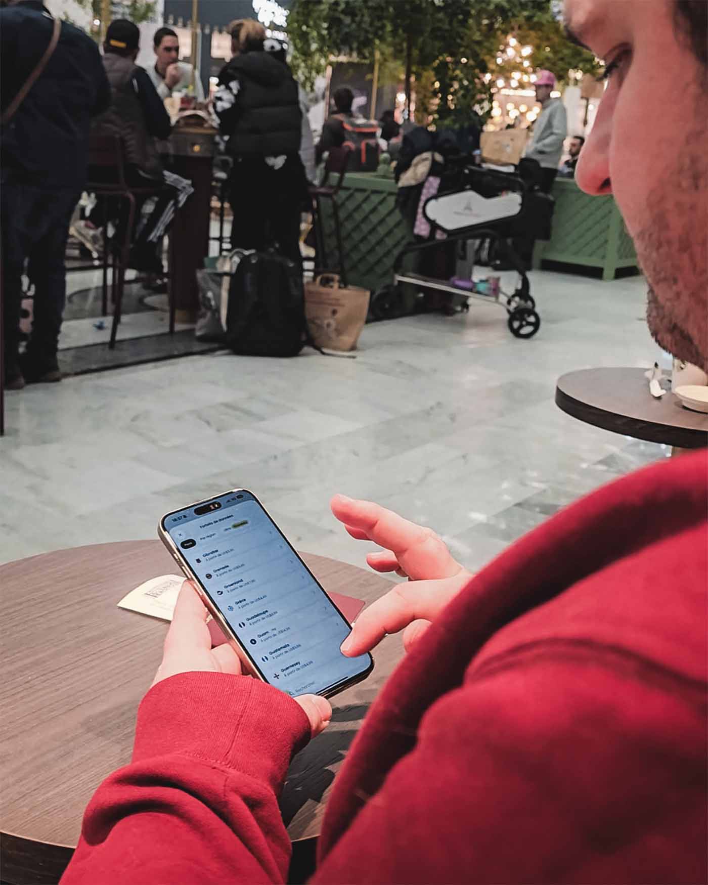 Guillaume utilise l'application Saily pour acheter une eSIM