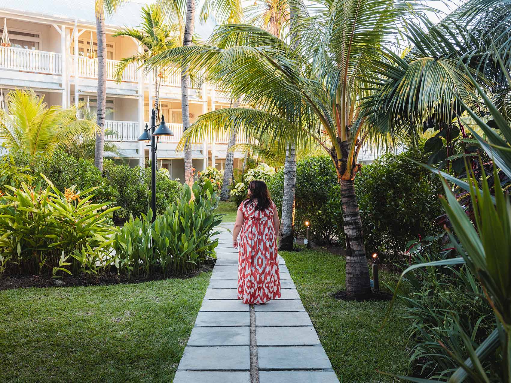 Vue sur le Veranda Grand Baie, l'une de nos adresses préférées à l'Île Maurice. Photo prise dans les allées verdoyantes