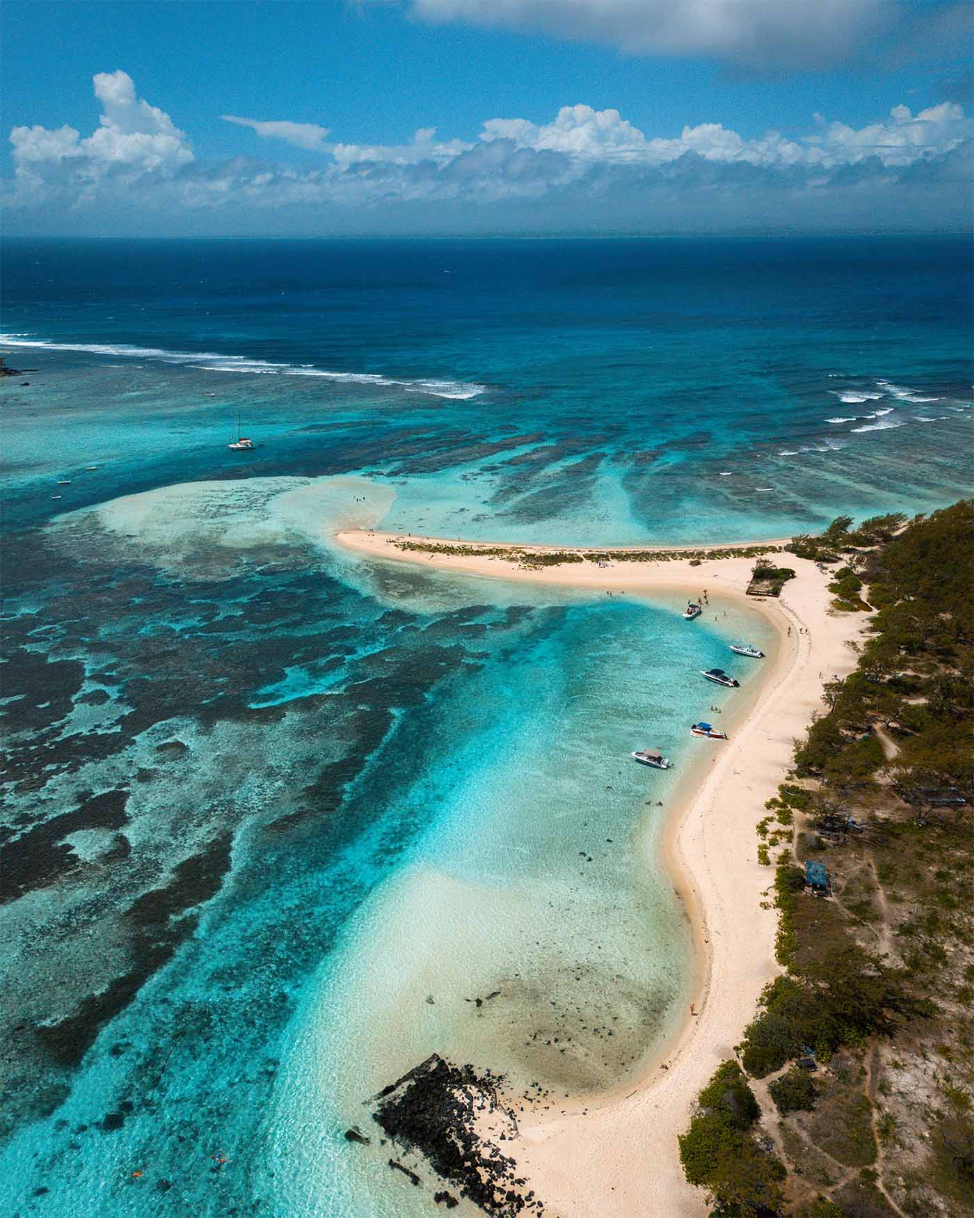 Île plate au nord de l'île maurice, vue depuis le drone