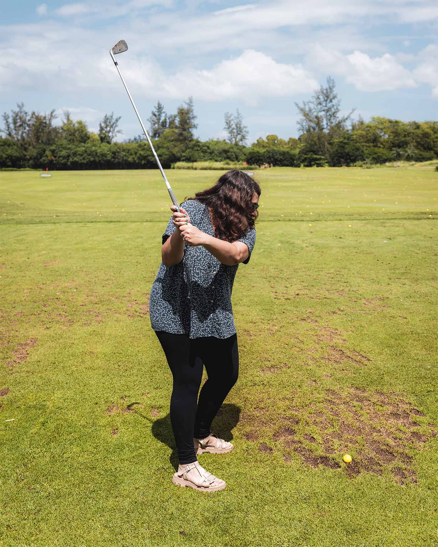 Anne-Sophie se prépre à taper la balle de golf