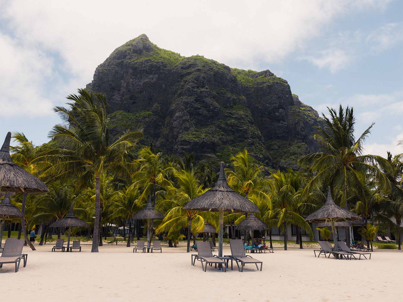 Le Morne Brabant avec au premier plan des transats sur la plage
