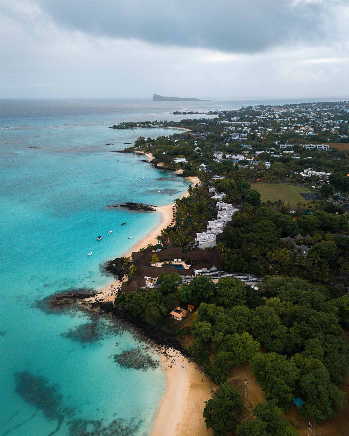 Vue sur le Veranda Grand Baie, l'une de nos adresses préférées à l'Île Maurice. Vue sur la côte depuis les airs