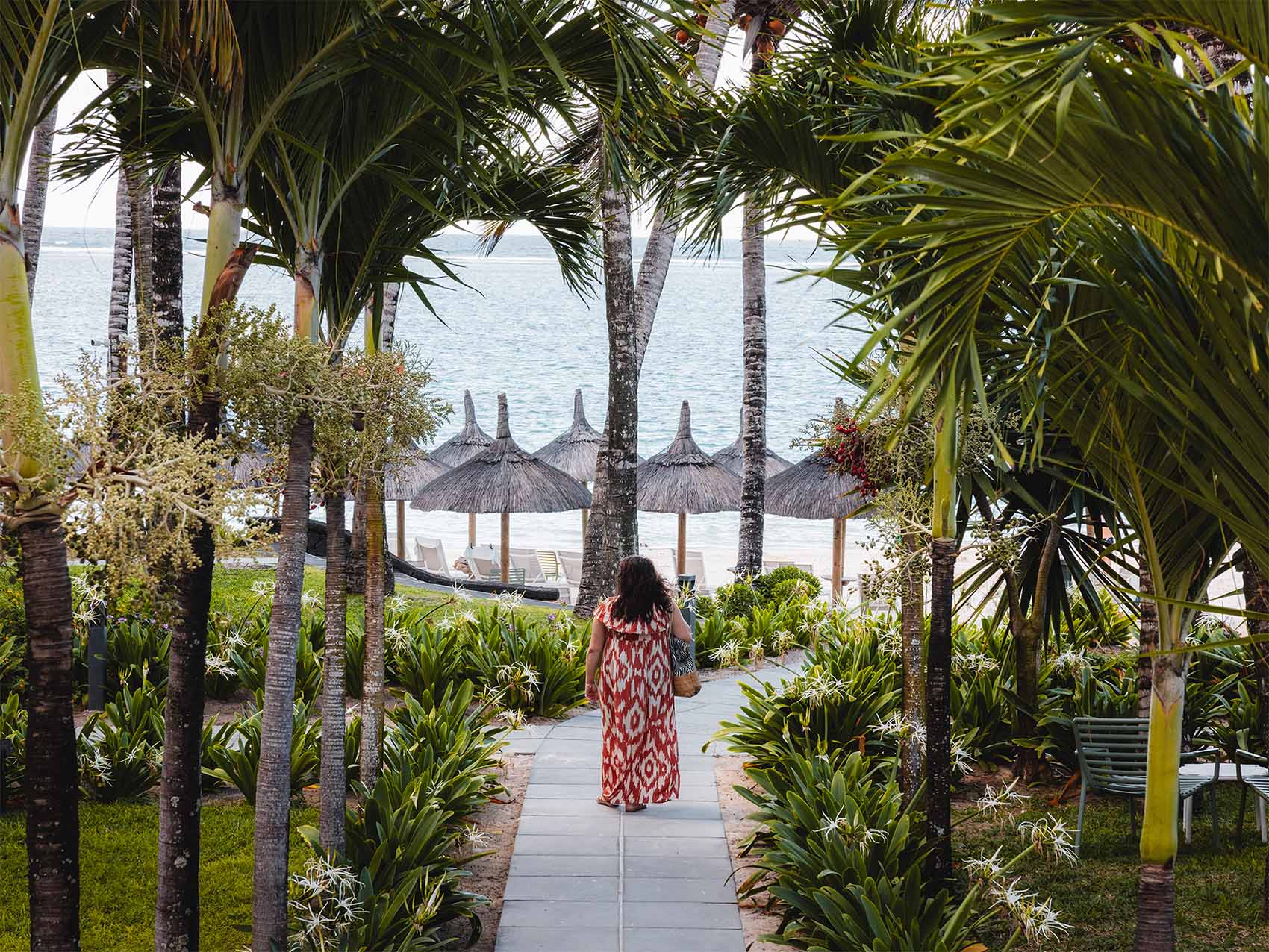 Balade dans une allée de l'hôtel Veranda Palmar Beach dans l'Est de l'Île Maurice