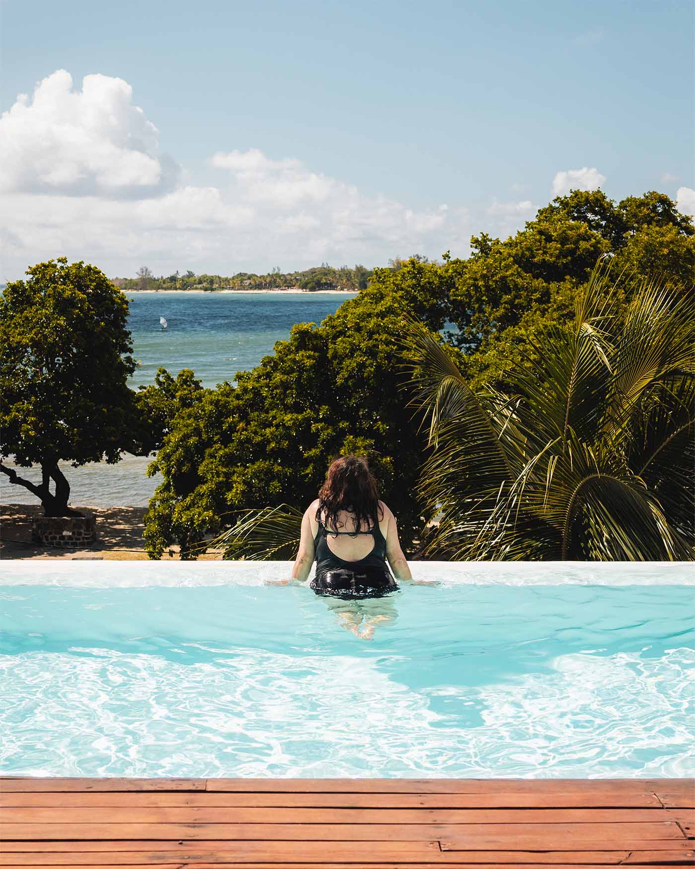 Piscine rooftop à débordement du Veranda Tamarin
