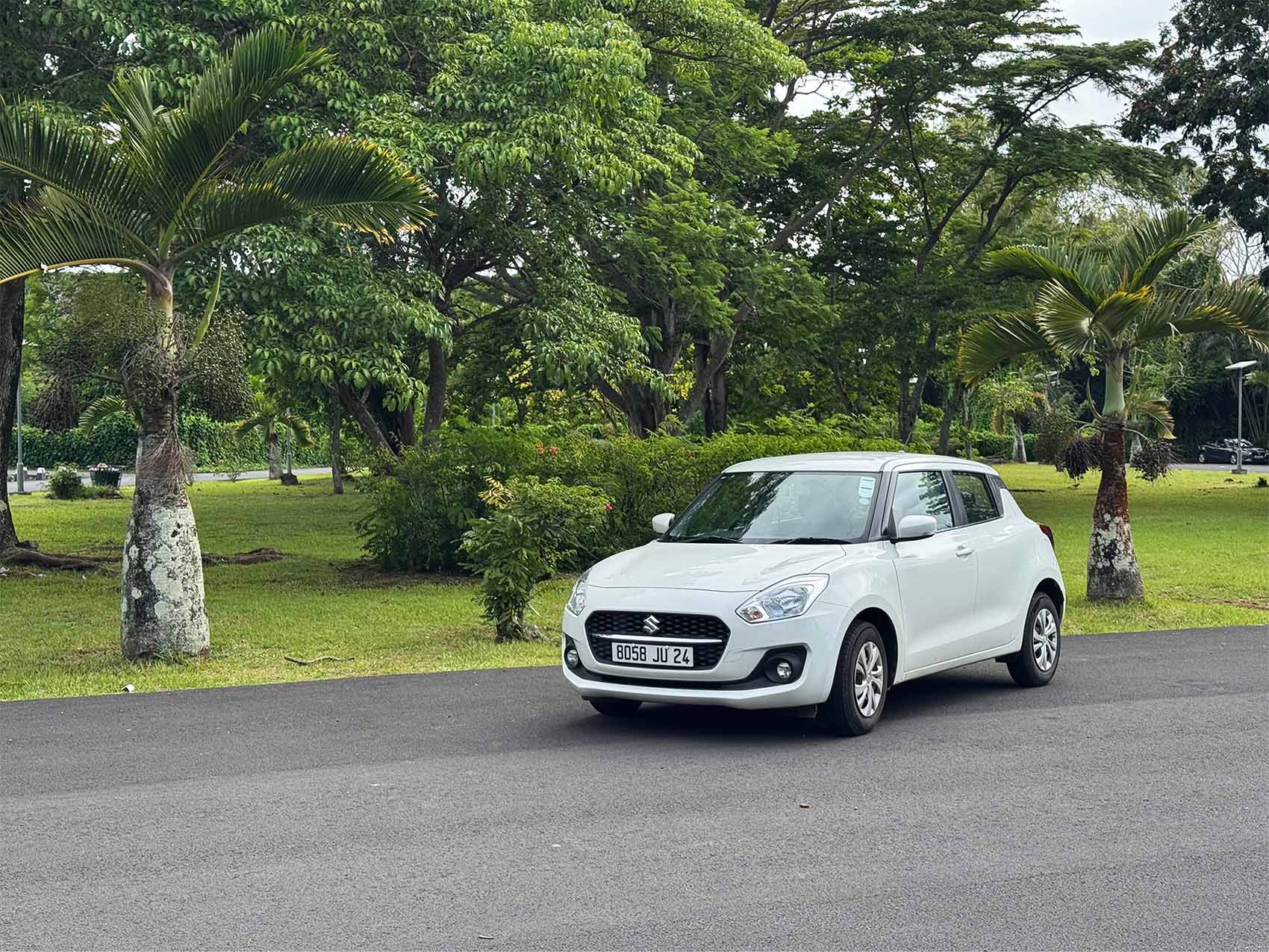 Voiture Suzuki blanche garée