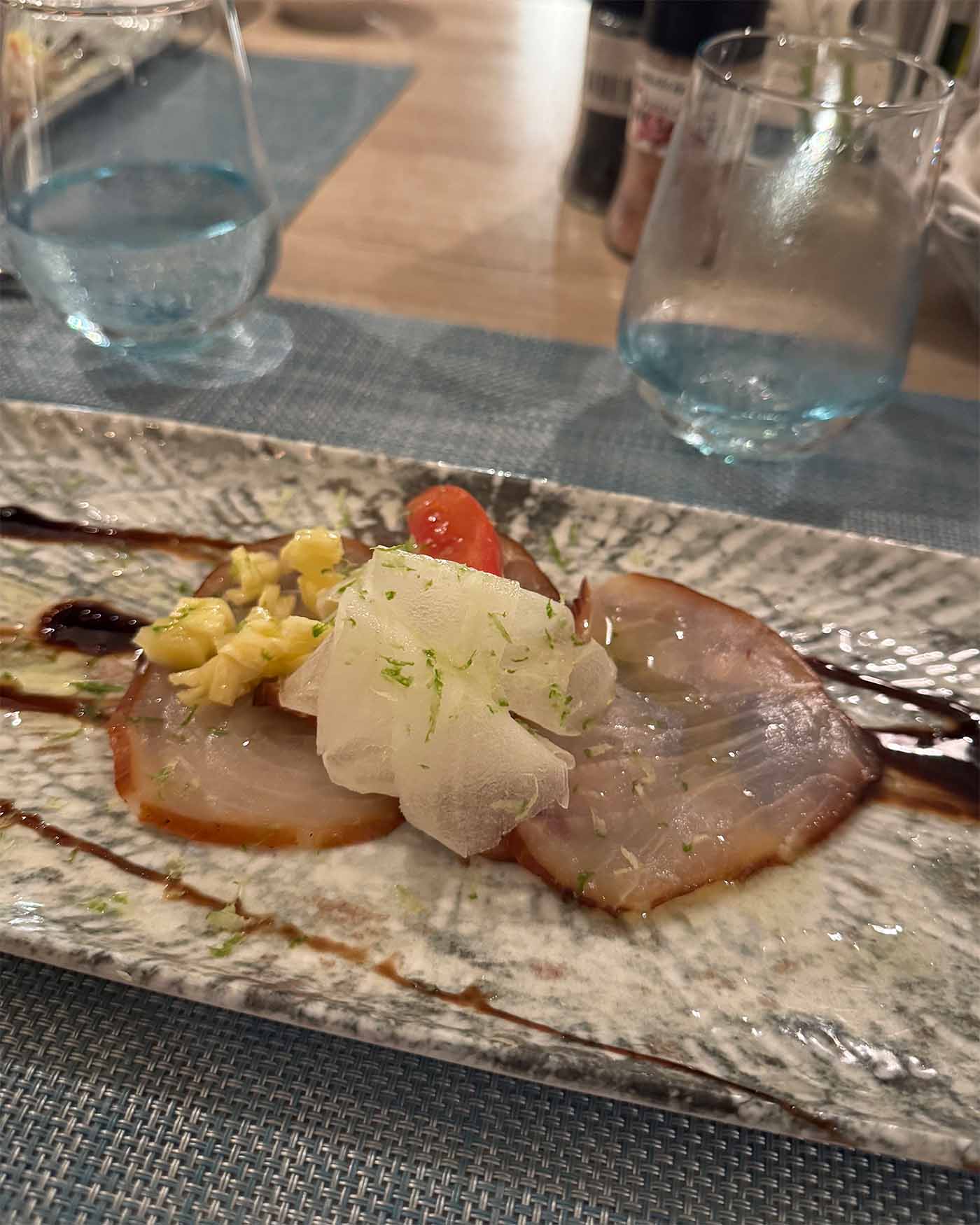 Assiette avec du poisson cru et du fromage