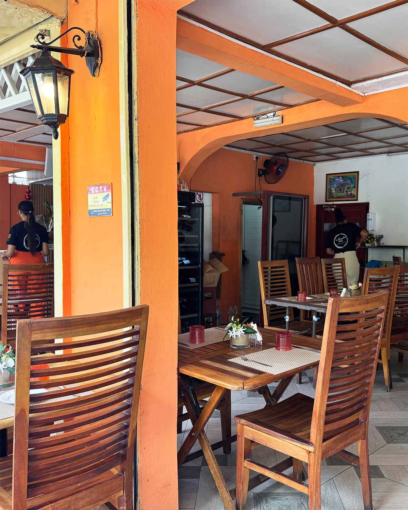 Une de nos adresses préférées à l'Île Maurice : le restaurant La Rougaille Créole à Grand Baie. Ici, vue sur les tables