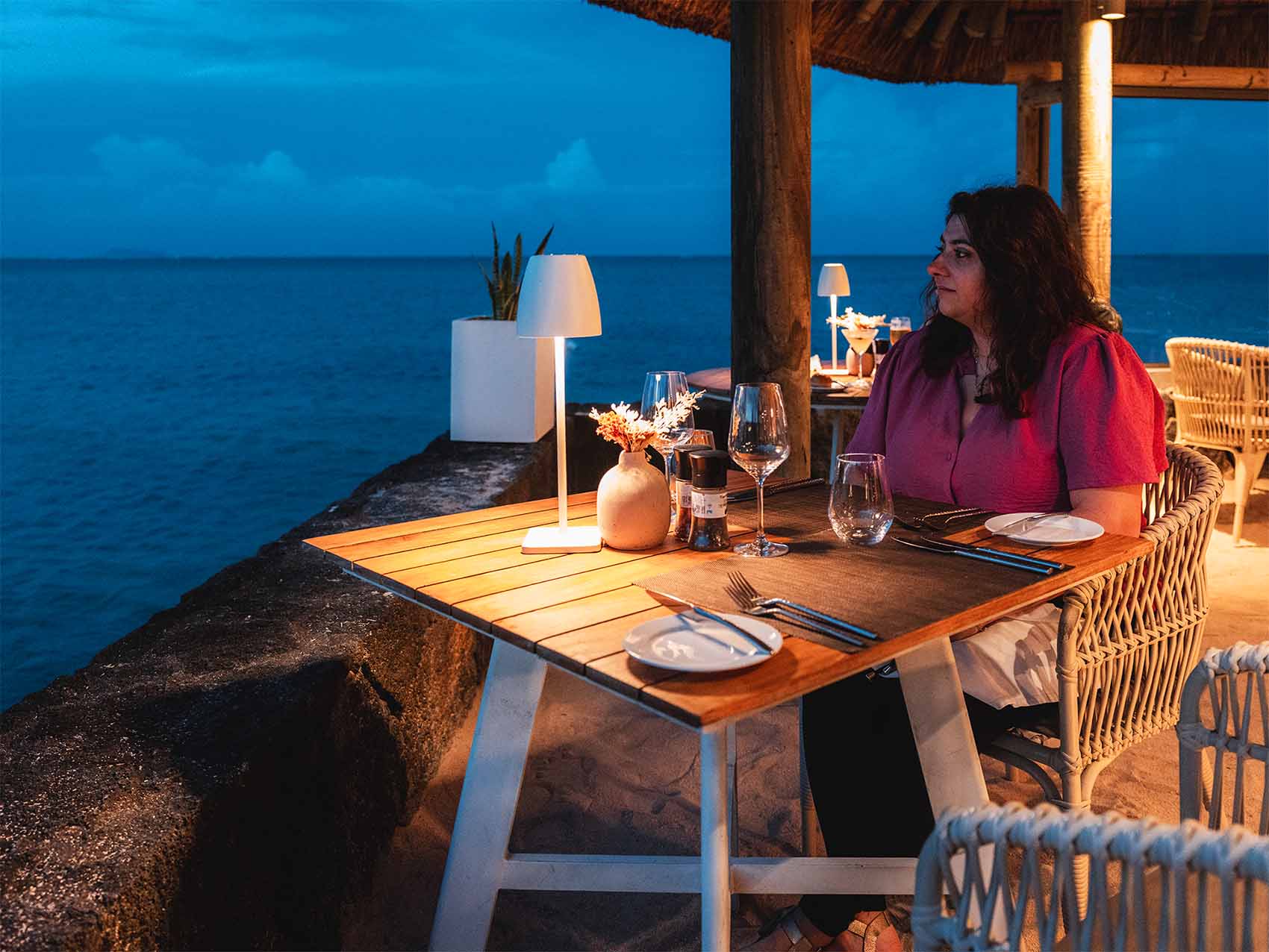 Une de nos adresses préférées à l'Île Maurice : le restaurant Saint Géran. Ici, table avec vue sur la mer.