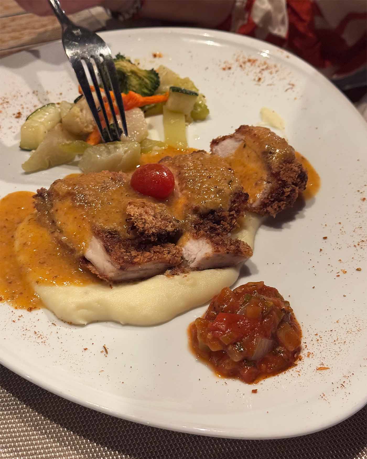 Restaurant Sandy Lane du Veranda Pointe aux Biches. Assiette avec du poulet grillé