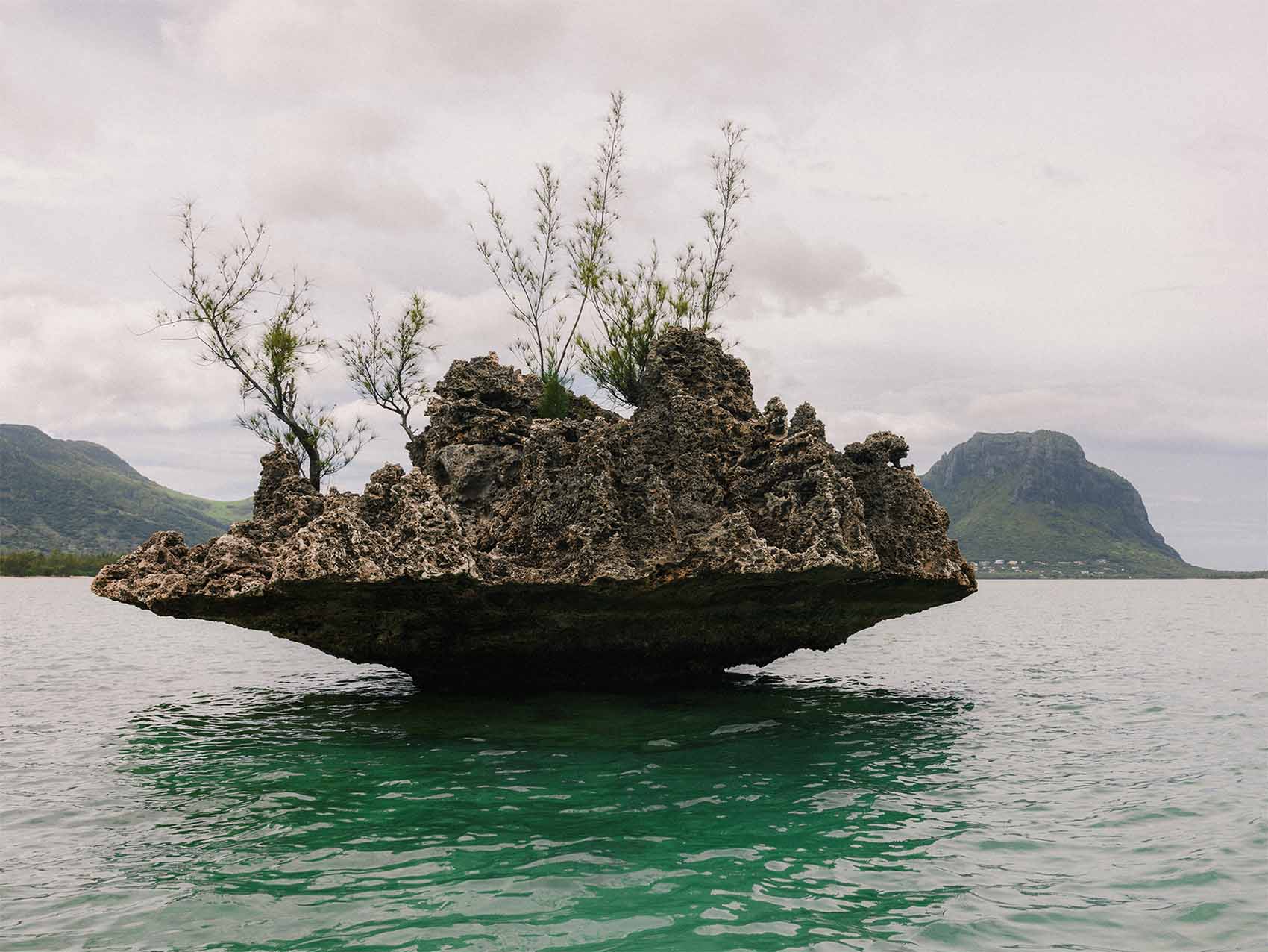 Le rocher célèbre de l'Île Maurice avec le Morne Brabant en arrière plan