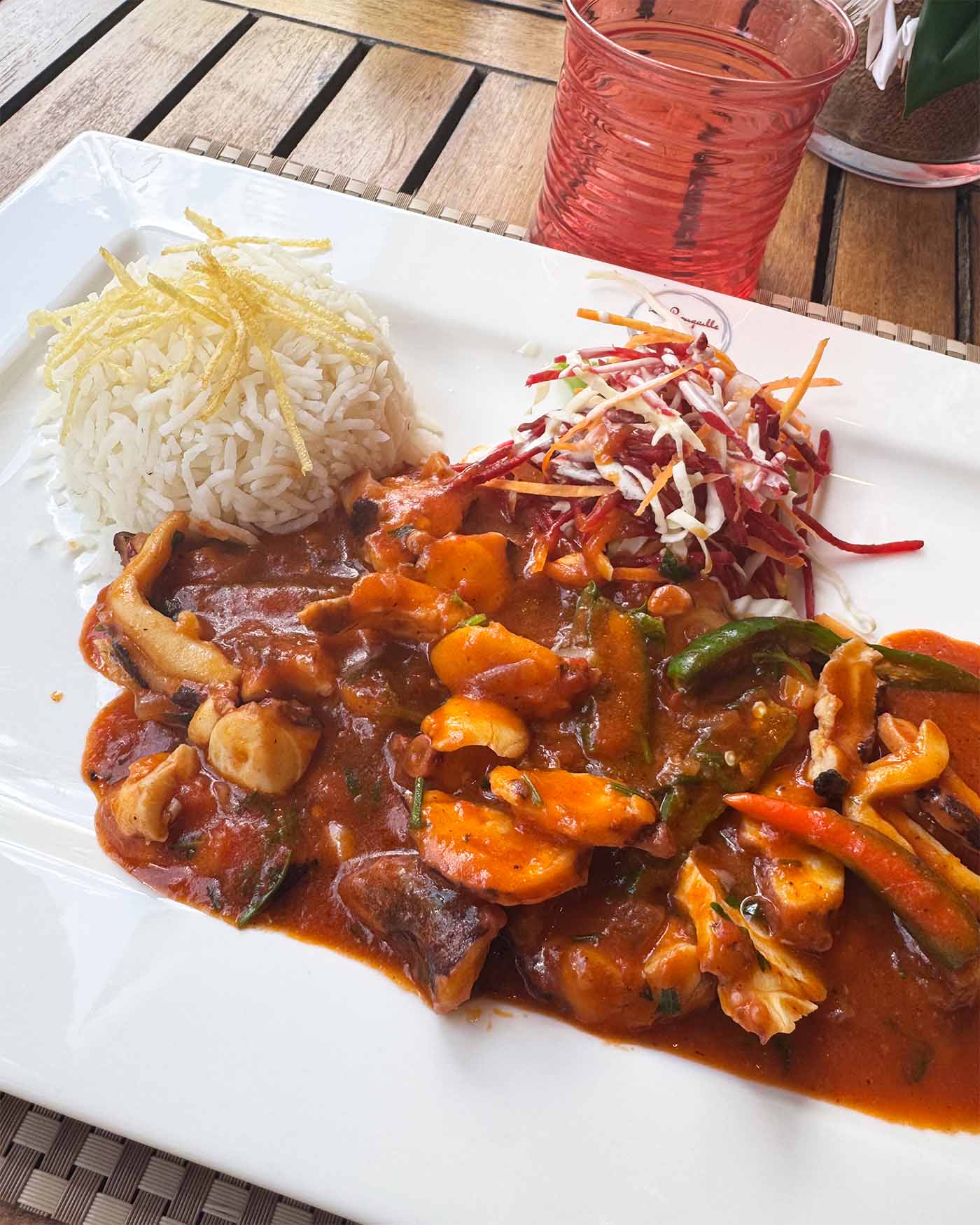 Une de nos adresses préférées à l'Île Maurice : le restaurant La Rougaille Créole à Grand Baie. Ici, assiette avec Cari de poulpe