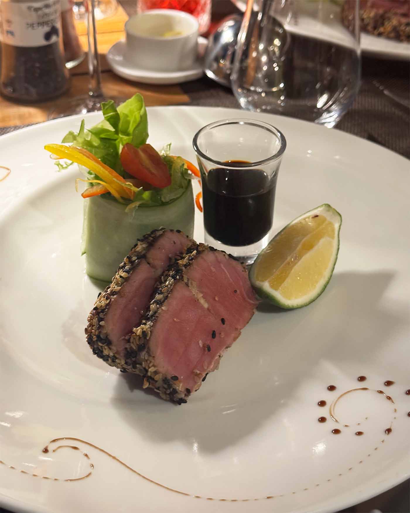 Une de nos adresses préférées à l'Île Maurice : le restaurant Saint Géran. Ici, assiette avec deux morceaux de viande et de la sauce