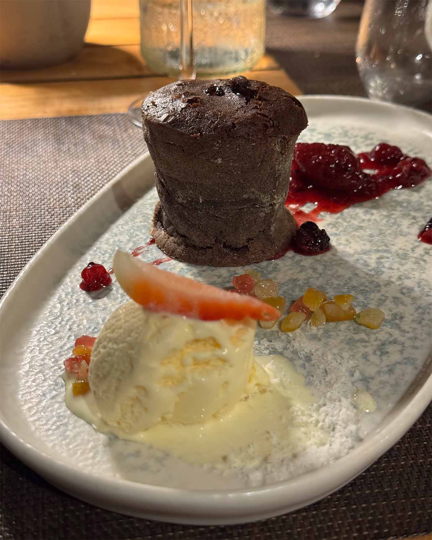 Une de nos adresses préférées à l'Île Maurice : le restaurant Saint Géran. Ici, dessert moelleux au chocolat accompagné d'une boule de glace vanille
