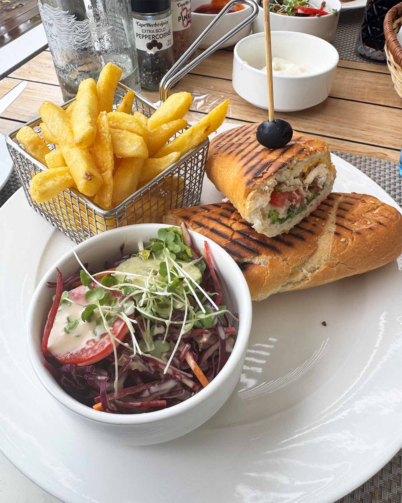 Sandwich et frites au restaurant Sundeck du Veranda Pointe aux Biches