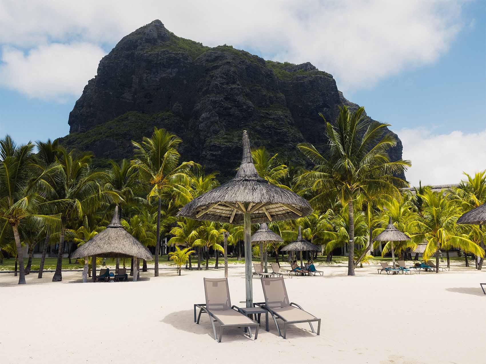 Plage du Morne à l'Île Maurice avec un transat au premier plan et le Morne Brabant au second plan